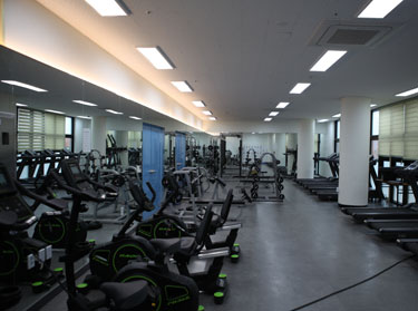 강흥영동대학교 내에 있는 체력단련실 내부와 여러 운동기구 사진